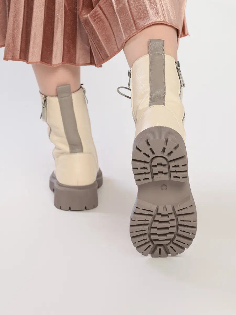 Ботинки-дерби молочного цвета с рельефным протектором